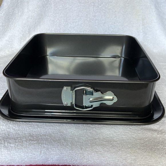 NORPRO 9”x 9” Nonstick Square Springform - Picture 4 of 15